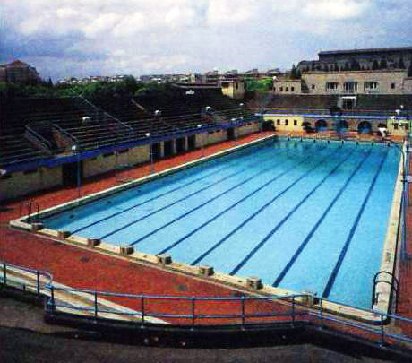 该露天泳池是当时远东最新式的标准游泳池