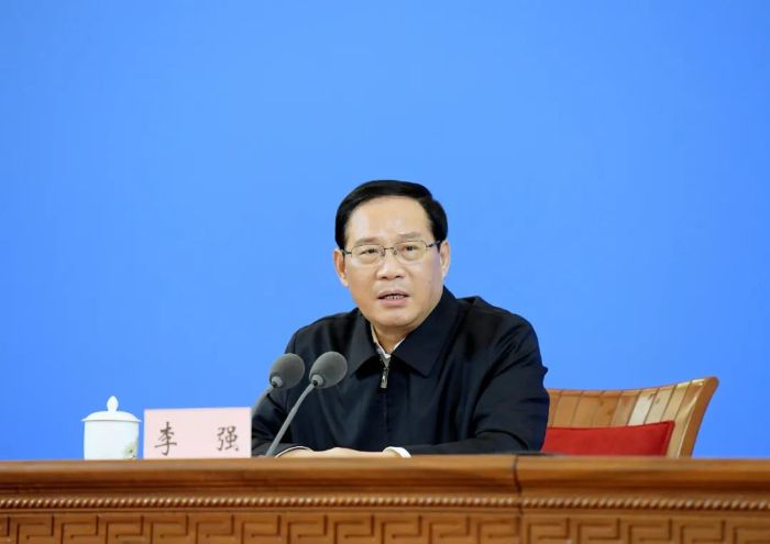 【重点聚焦】把“四个论英雄”导向贯穿始终，不断激发高质量发展活力动力！市委中心组举行学习会