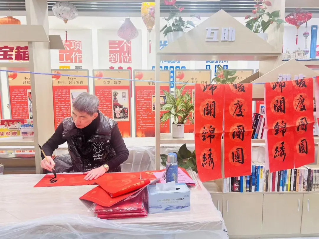 骏马奔腾进弄堂 延吉新村街道居民乐享“文明”马年