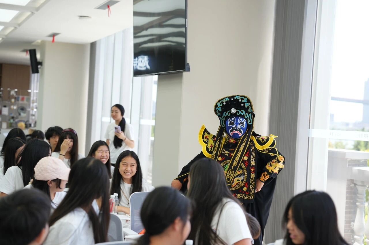 “真的太惊艳了！”意大利华裔少年在杨浦被中国传统文化“圈粉”