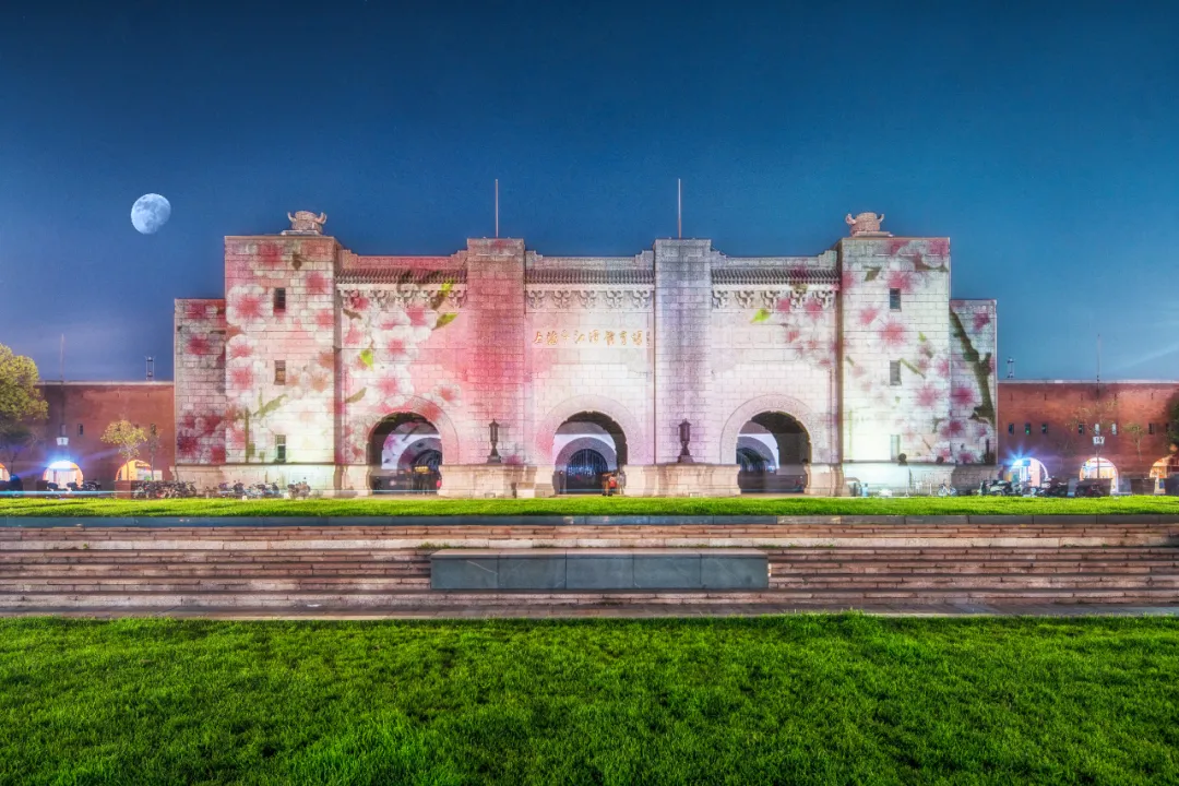 江湾体育场变身“粉彩乐园” 春夜杨浦共赴青春之约