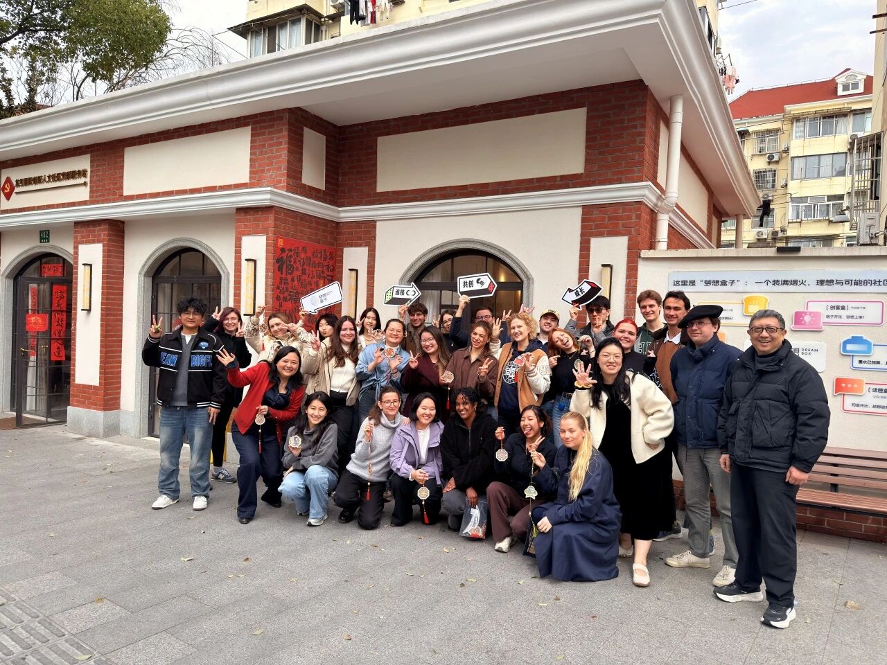 外国留学生走进五角场梦想盒子，沉浸式体验中国社区治理与文化