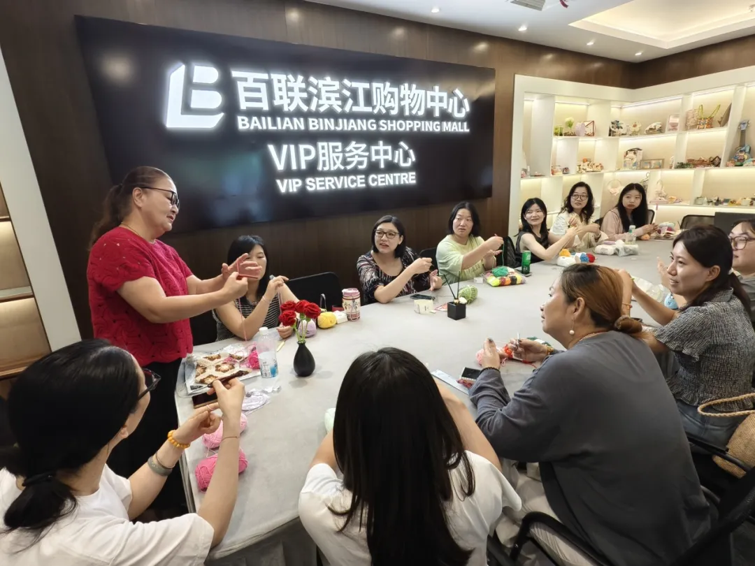 白天上班 晚上学艺 市民夜校“圈粉”外国友人