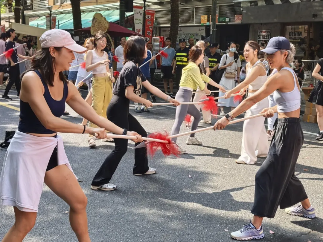 上街开场 街头练武功 大学路上演“武林大会” 机器人同台练八段锦