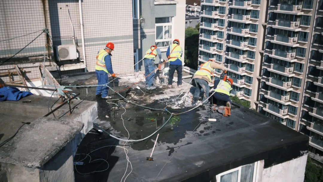 【以案释法】近百平米、20多年的楼顶违建何以能拆除？ “源头治理”+“人防技防”成为突破口