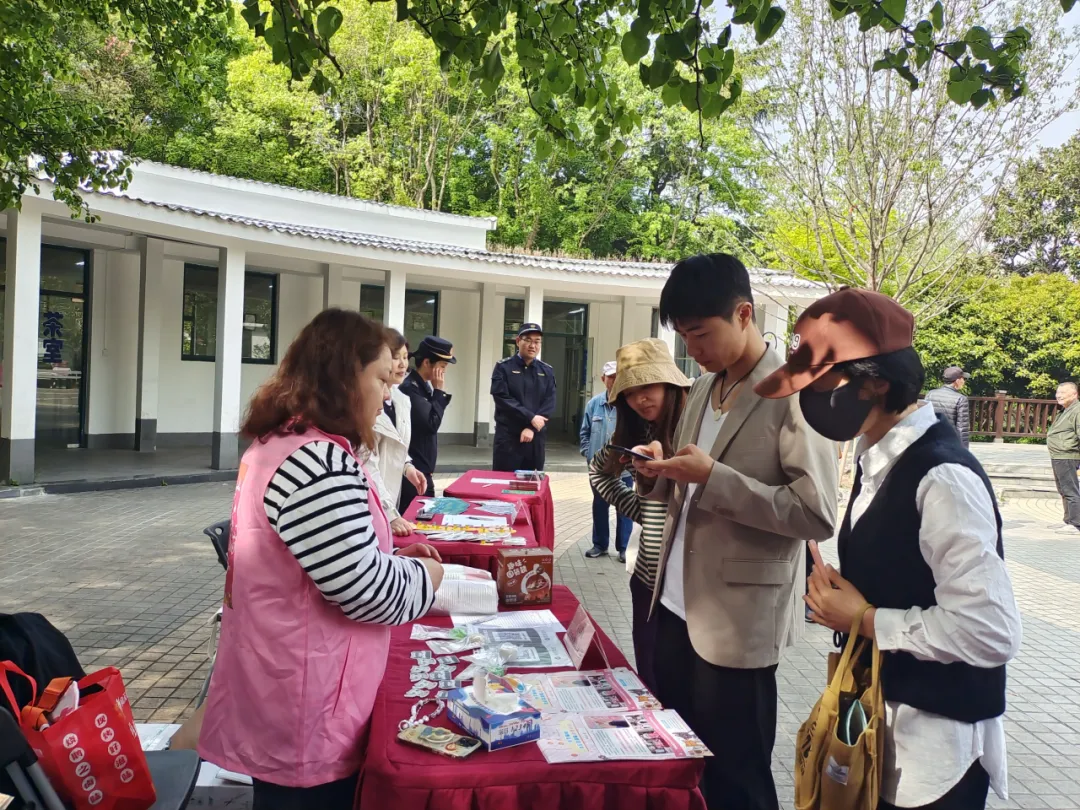 来延春公园 参加一场社区服务的“春日约会”