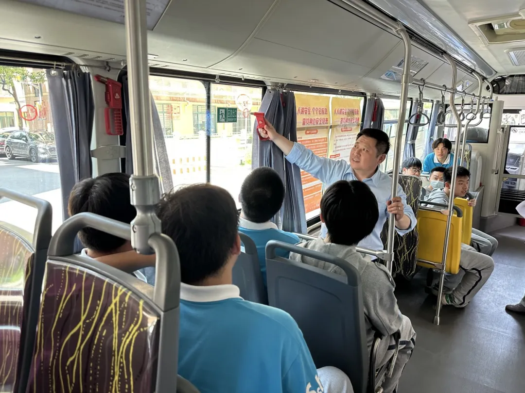 公交安全进校园 筑牢学生出行“防火墙”