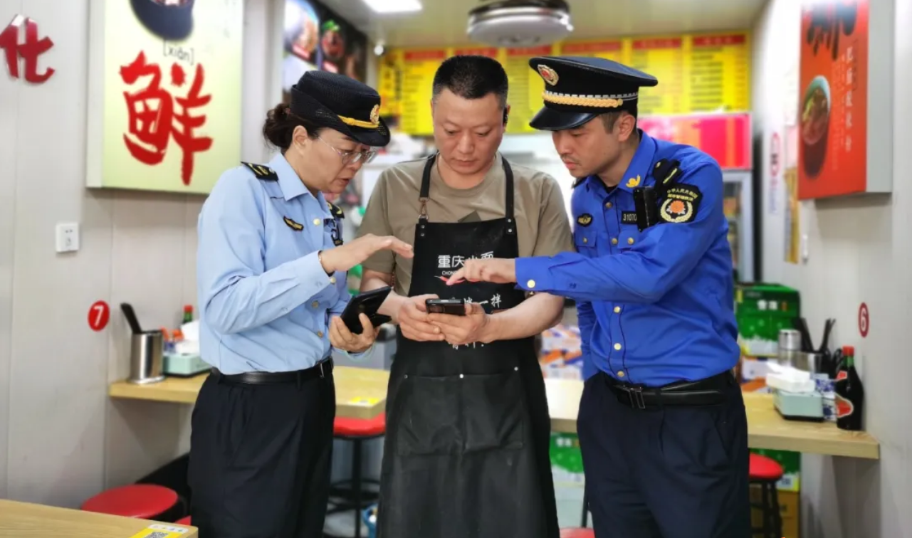 一次上门综合检查，商户省时又省心——延吉新村街道综合行政执法队与市场所开展餐饮行业跨部门联合检查