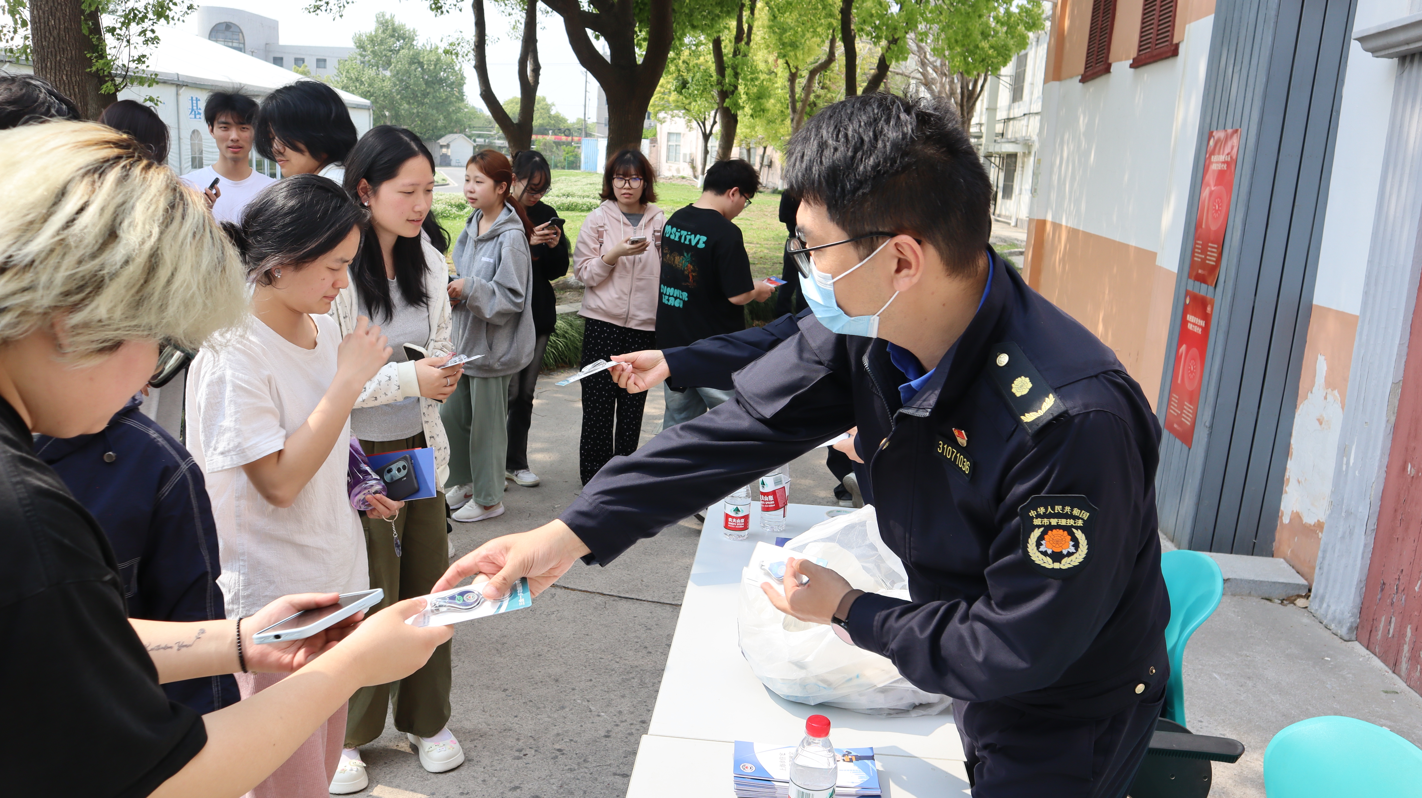党建引领强根基 法治春风进校