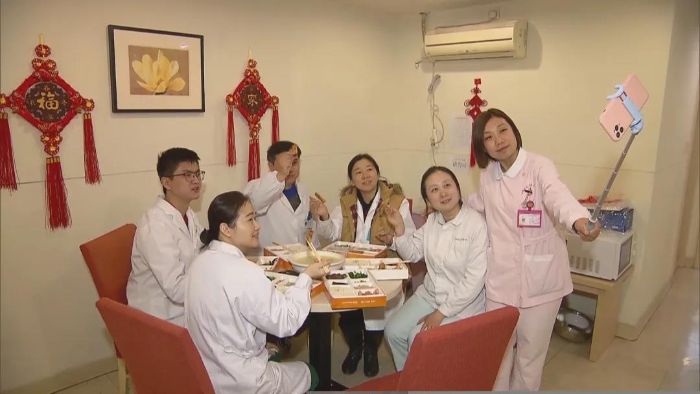 图2：隔离不隔爱，看“大白”们怎样过新年.jpg