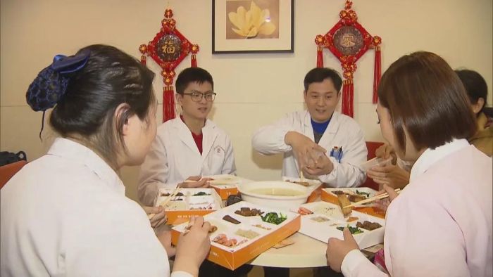 图3：隔离不隔爱，看“大白”们怎样过新年.jpg