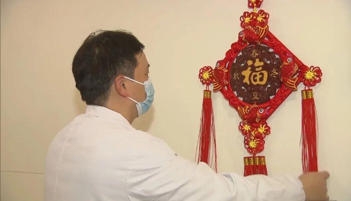 标题图：隔离不隔爱，看“大白”们怎样过新年.jpg