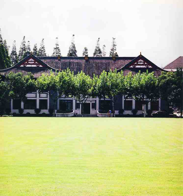 复旦大学校史馆位于环境幽雅的校园西区大草坪附近，为一栋上下两层的早期建筑