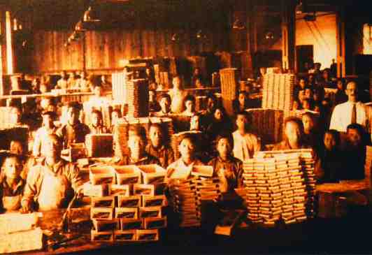 当年英美烟草公司的车间景象旧照，中国劳工和外籍监工