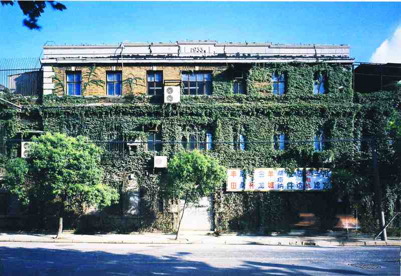   厂内现存老建筑办公楼，核该厂同时期建造，3层，建筑面积约1185平方米，砖混合结构，坐北朝南。现代派风格，立面层间有腰线，黄色面砖墙面，饰转角隅石，北立面局部饰山花装饰。厂内最大的储气柜是上海现存最早的煤气柜，为英商在20世纪30年代设计制造，以上建筑保存完好