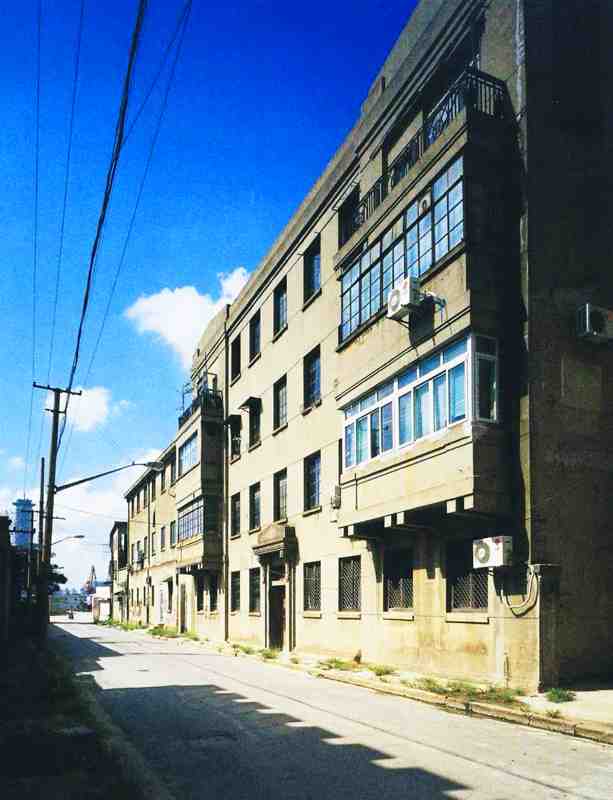 阳光下的厂房通道，在上世纪三十年代就已牵系着沪上7000余人的生计以及上海棉毛业的兴衰