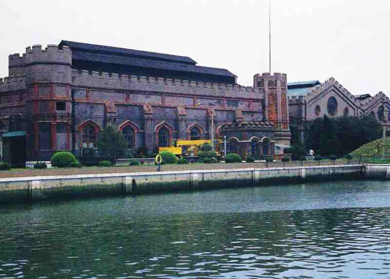 清澈潋滟的自来水池，印证着岸上城堡水厂的技术实力，同时也成了上海城市公用事业初步形成之“先河”