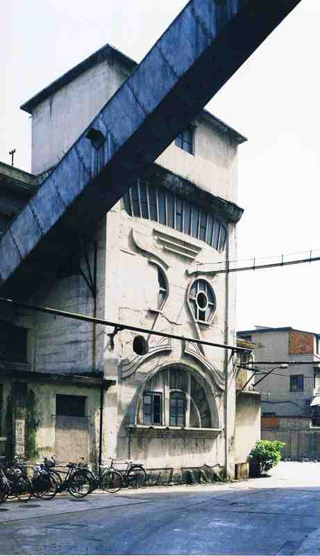 该建筑场内工人称之为老虎楼。因立面设计形似虎脸。这里是在上海极为少见的新艺术运动风格的建筑