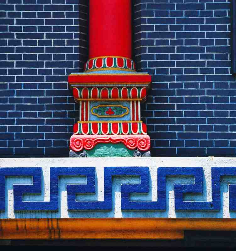 具有鲜明的中国古典装饰效果的山花、柱础与檐口的细节