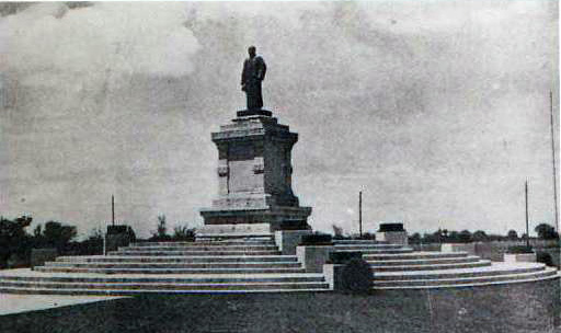 市政广场上的孙中山纪念雕像