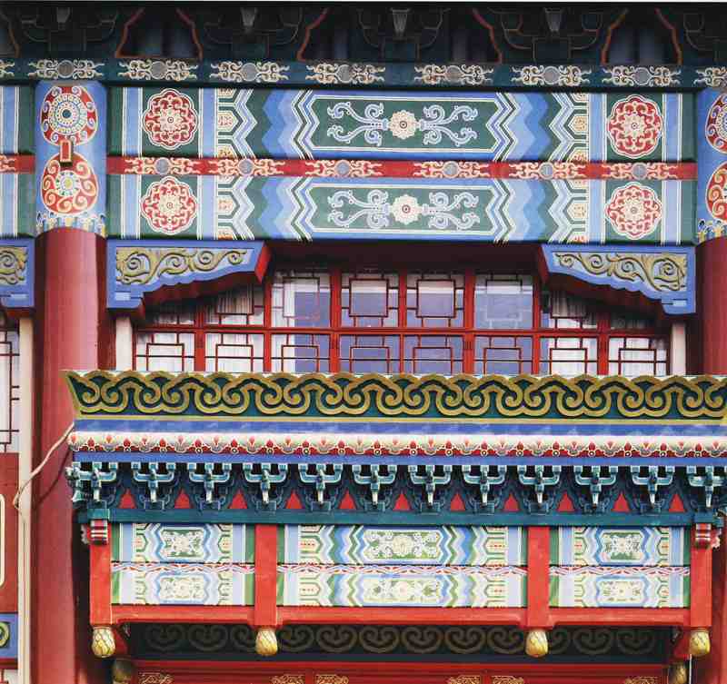 门头上方及檐部汇聚了各种中国装饰画形图案，包括胜比帝王宫殿的色彩取用