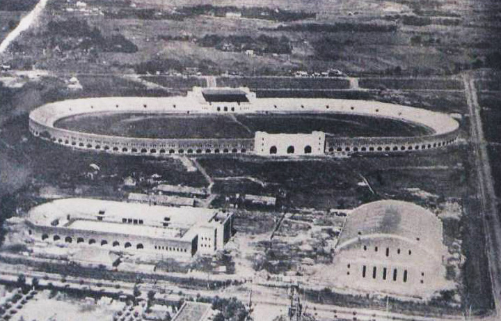 原上海体育场鸟瞰图。半个多世纪之前的上海体育场，傲然东西，跻身世界一流行列
