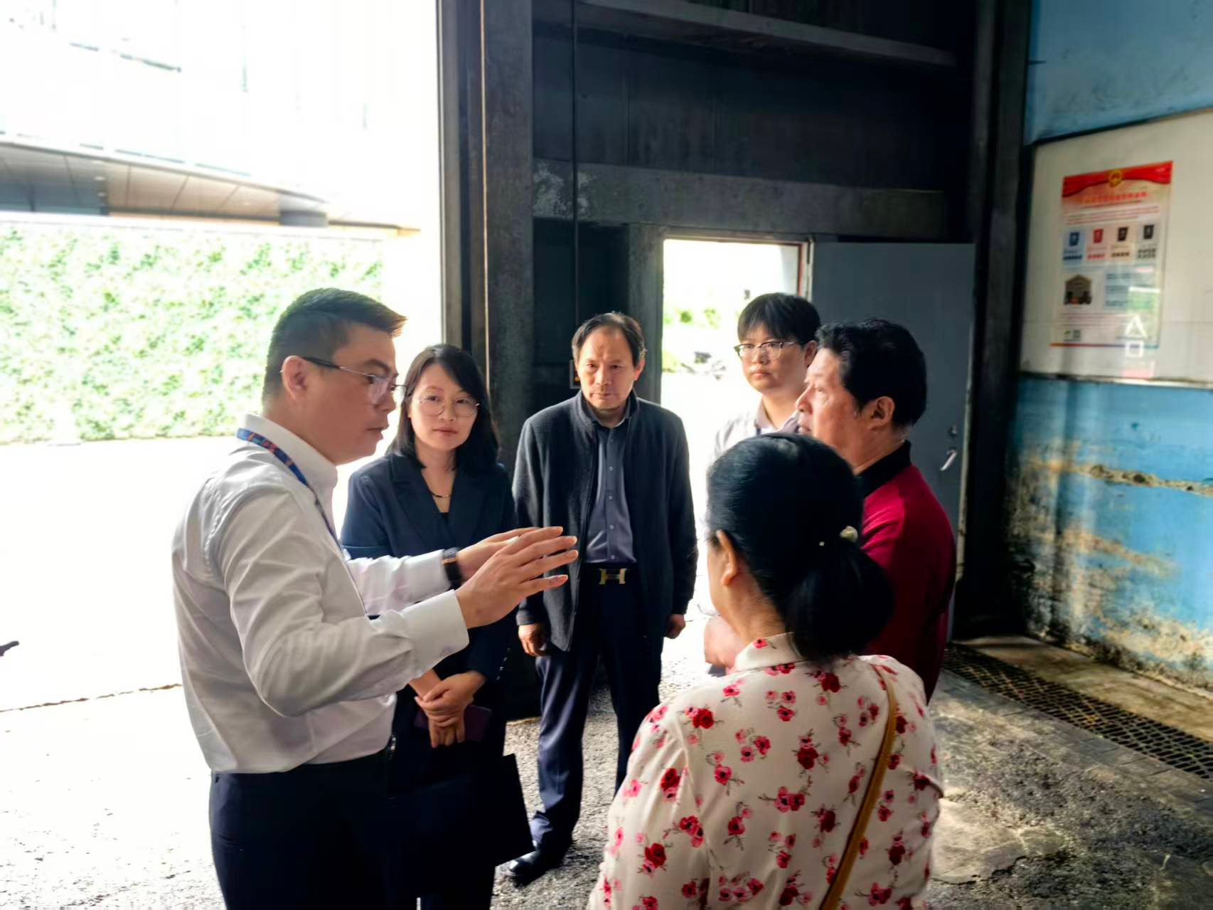 推动生活垃圾管理工作再上新台阶，区人大常委会组织市、区人大代表开展调研