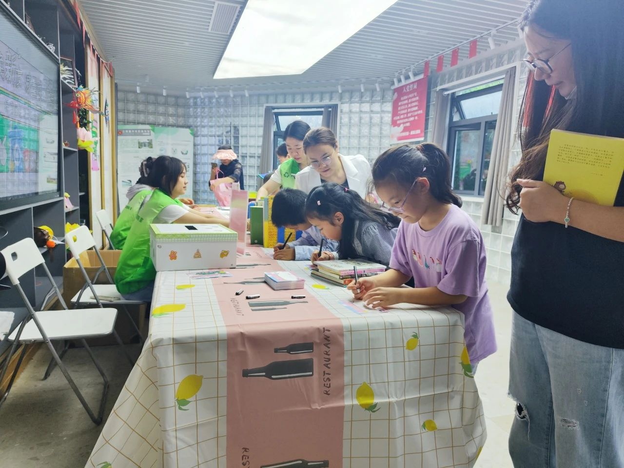 闲书“活”起来！杨浦公园里，孩子们拿来“旧爱”换“新知”......